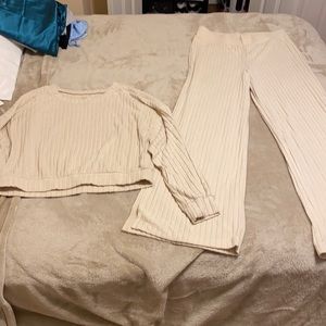 Hollister!!! Set of 2! Pant and shirts !!!!!! Comfy !!